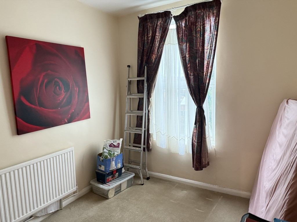 Lot: 167 - TWO-BEDROOM FIRST FLOOR MAISONETTE - Bedroom with painted magnolia walls